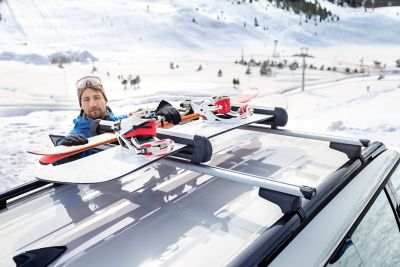 Le porte-skis 600 avec une paire de skis et un snowboard sur le toit du Hyundai SANTA FE.