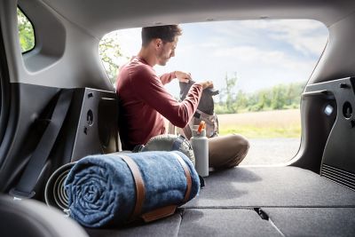 Le tapis de coffre avec finition velours de haute qualité. 