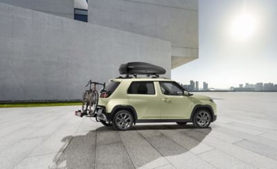 Hyundai INSTER met fietsdrager montagebeugel met fietsendrager, dakraildragers en dakkoffer 'Hyundai' 330 liter.