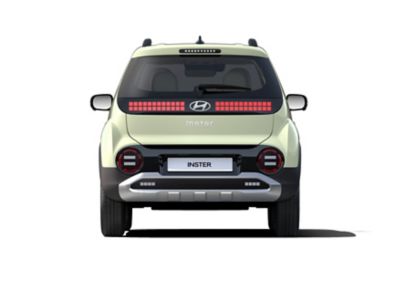 Die Rückansicht des neuen Hyundai INSTER, eines kleinen Elektroautos.