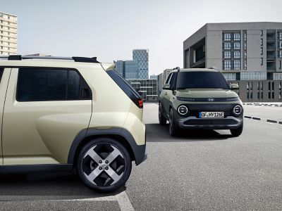 Dos nuevos coches eléctricos compactos Hyundai INSTER en un aparcamiento.