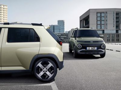Due Hyundai INSTER SUV ultracompatti elettrici all’interno di un parcheggio