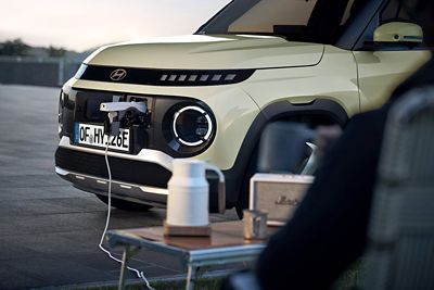Nowy, elektryczny Hyundai INSTER ładuje hulajnogę dzięki technologii Vehicle-to-Load.