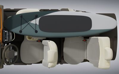Bovenaanzicht Hyundai INSTER met zichtbaar twee neergeklapte stoelen met daar bovenop een surfplank.