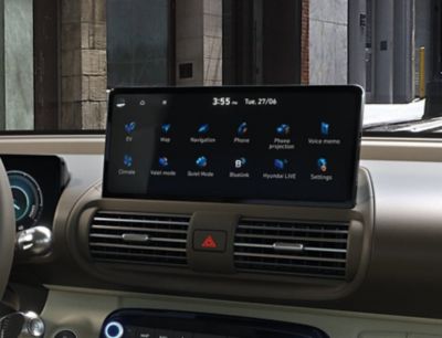 Closeup of the centre touchscreen with Bluelink subscriptions of the new Hyundai INSTER. 