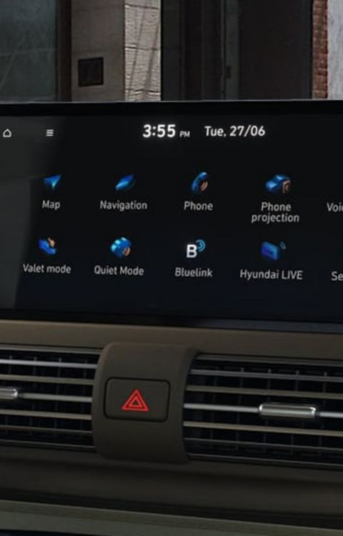 Closeup of the centre touchscreen with Bluelink subscriptions of the new Hyundai INSTER. 