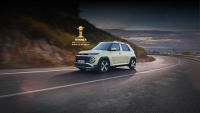 En INSTER kjører på en landevei. Foto.