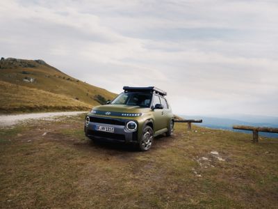 Hyundai INSTER Cross sett forfra parkert i en åsside. Foto.