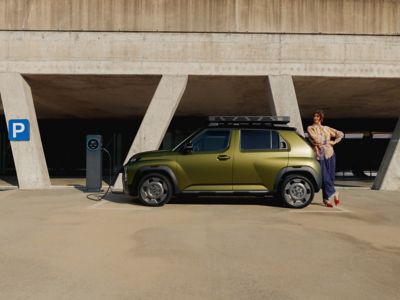 Nuova Hyundai INSTER con donna davanti