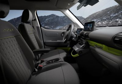 Vue de l’intérieur de Hyundai INSTER Cross depuis le côté passager.
