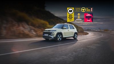 INSGTER kjørende på en vei og med logoer fra tester den har vunnet. Foto.