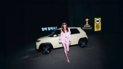 En dame passerer en parkert INSTER. Foto.