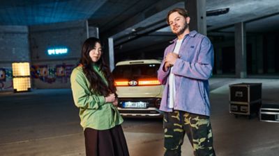 DJ Seinfeld und Sogumm vor und im Hyundai INSTER