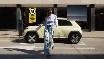 En dame passerer en parkert INSTER. Foto.