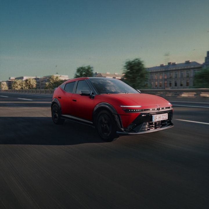 Model IONIQ 3 projíždějící městem.