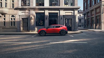 SUV TUCSON SANTA FE a KONA parkujúce pri mori s horami v pozadí