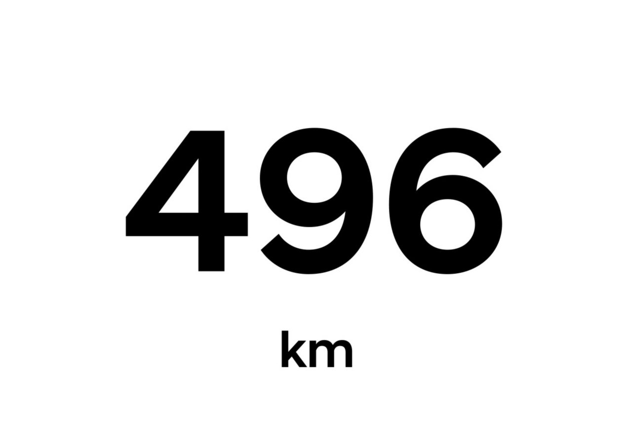 Animazione che mostra un'autonomia di 496 km.