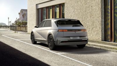 Side view of the Hyundai IONIQ 5 equipped with the Black Package with 19" alloy wheels.