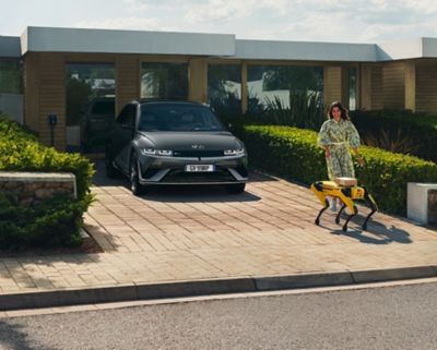 Hyundai i10 con donna davanti