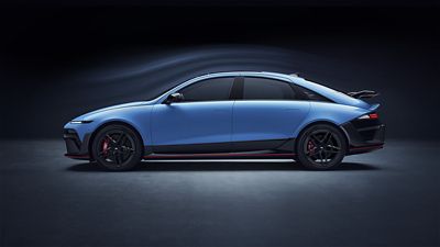Widok z boku elektrycznego sedana sportowego Hyundai IONIQ 6 N, prezentującego aerodynamiczne cechy konstrukcyjne i wyrzeźbione linie nadwozia