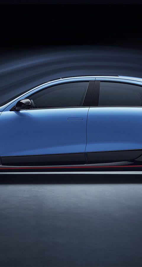 Boční pohled na elektrický sportovní sedan Hyundai IONIQ 6 N, který představuje aerodynamické designové prvky a tvarované linie karoserie.