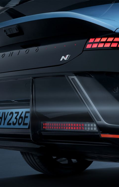 Zadní detail Hyundai IONIQ 6 N se sportovním difuzorem a integrovaným designem zadních světel.