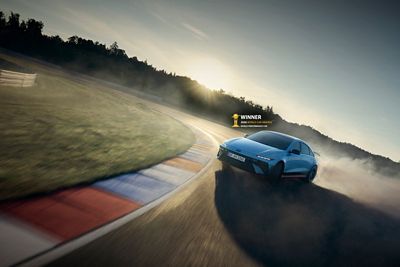 IONIQ 6 N kjørende på en bane med COTY logoen. Foto.