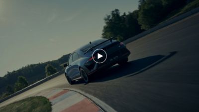 Hyundai IONIQ 6 N aus der Heck-Perspektive in Fahrt.