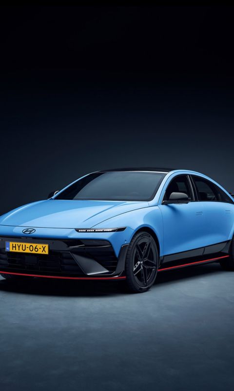 Vooraanzicht van de Hyundai IONIQ 6 N in een studio-setting, met nadruk op zijn krachtige grille en sportieve uitstraling.