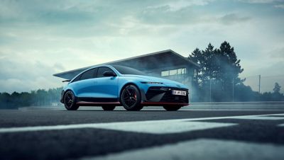 Een IONIQ 6 N in een dynamische setting, waarbij het sportieve design en de performance-eigenschappen duidelijk naar voren komen.