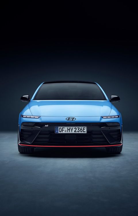 Pohled zepředu na Hyundai IONIQ 6 N s výraznou maskou a charakteristickým designem předních světlometů.