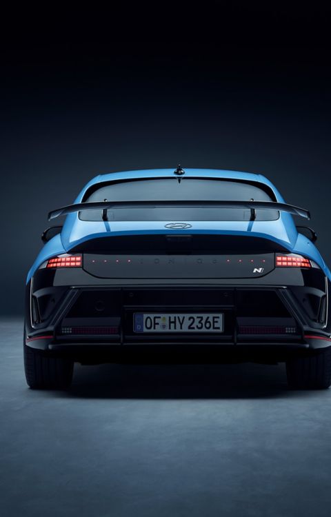 Zadní pohled na Hyundai IONIQ 6 N zvýrazňuje jeho široký postoj, aerodynamický spoiler a výrazný výkonnostní design.
