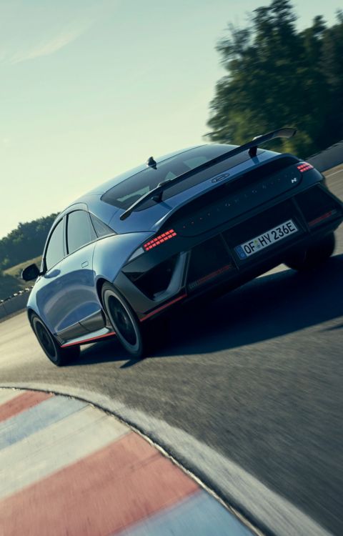 La IONIQ 6 N négocie un virage et démontre son agilité en mettant l'accent sur la performance.