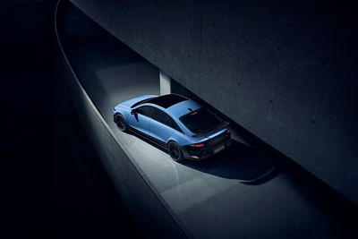 Hyundai IONIQ 6N sett ovenfra i et betongbygg. Foto.