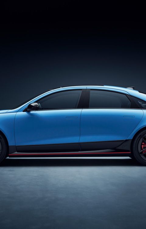 Boční profil vozu Hyundai IONIQ 6 N zdůrazňuje elegantní linie, aerodynamické tvary karoserie a dynamické proporce.