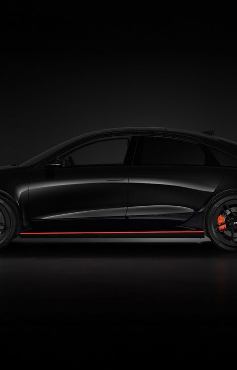 Boční pohled na IONIQ 6 N v odstínu Abyss Black Pearl.