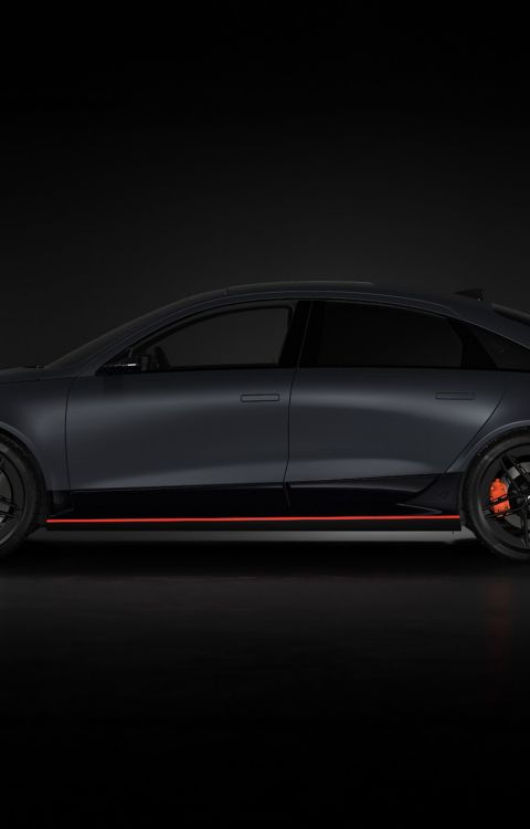 Boční pohled na IONIQ 6 N v odstínu Nocturne Grey Matte.