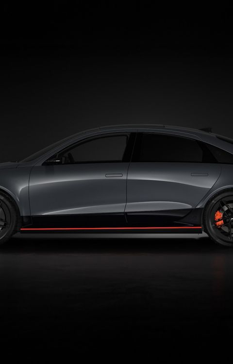 Boční pohled na IONIQ 6 N v odstínu Nocturne Grey Metallic