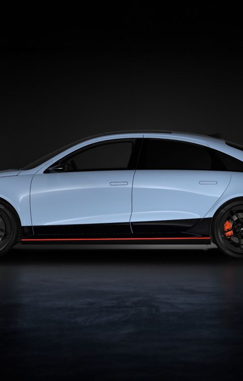 Boční pohled na IONIQ 6 N v odstínu Performance Blue Pearl.