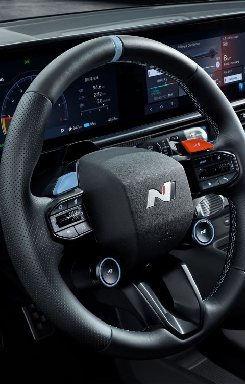 Vue intérieure du volant de la IONIQ 6 N avec affichages numériques et commandes avancées.
