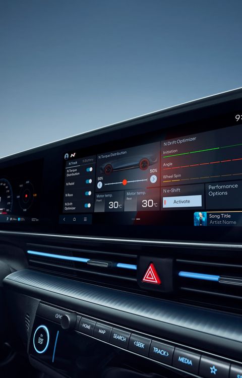 Digitální přístrojový štít a přístrojová deska vozu Hyundai IONIQ 6 N zobrazující výkonnostní data a možnosti konfigurace.