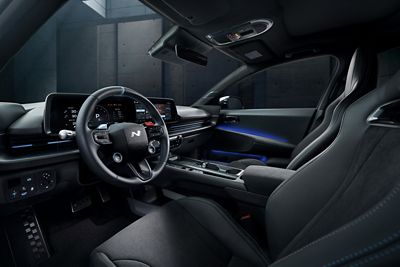 Interno della Hyundai IONIQ 6 N con abitacolo, display digitali e comandi orientati verso il conducente.