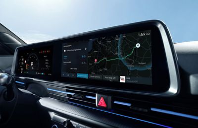  Touchscreen-Display mit Ladestations- und Infotaimentinformationen.