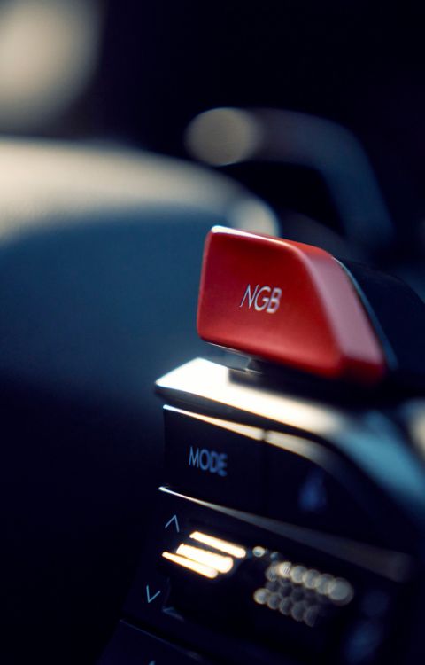 Detail tlačítka NGB v interiéru modelu IONIQ 6 N, zdůrazňující sportovní jízdní funkce integrované v konzolové části vozu.