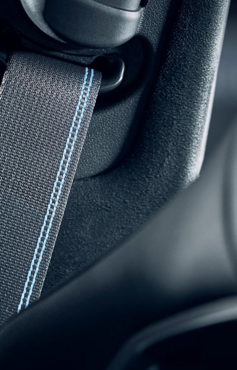 Detailní záběr na bezpečnostní pás s modrým akcentem, který zdůrazňuje bezpečnostní prvky interiéru vozu Hyundai IONIQ 6 N.