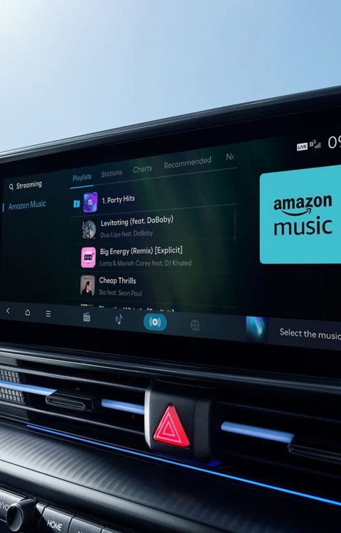 Interiér vozu Hyundai IONIQ 6 N zobrazující digitální přístrojový panel s infotainmentem a streamovacími aplikacemi.