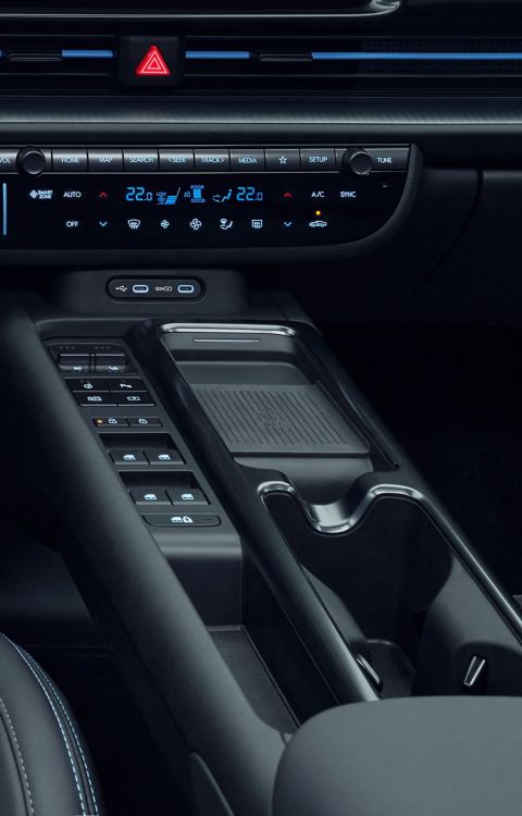 Středová konzola vozu Hyundai IONIQ 6 N s moderními ovládacími prvky a úložnými prostory.