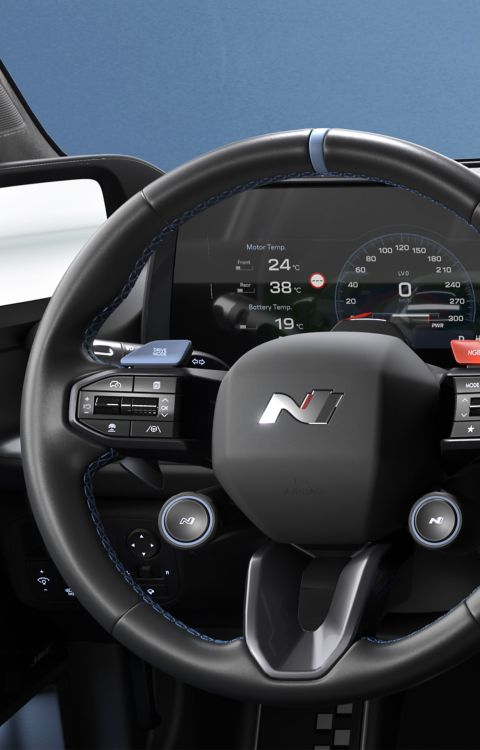 Volant a digitální přístrojový panel vozu Hyundai IONIQ 6 N s výkonovým zobrazením.
