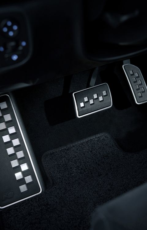 Kovové pedály s opěrkou nohy v interiéru Hyundai IONIQ 6 N, které dodávají sportovní a prémiový vzhled.