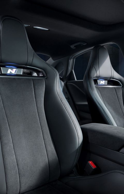 Přední sportovní sedadla vozu Hyundai IONIQ 6 N s integrovanými logy N a prémiovým designem.